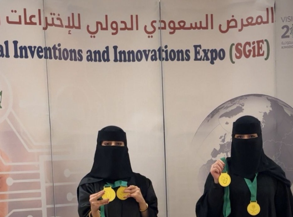 طالبات الإبداع في التطوير تحصدان الذهب في معرض SGIE2025